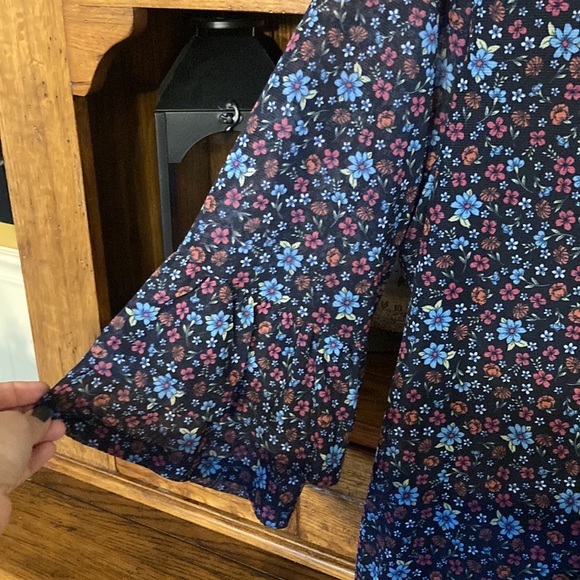 Christopher & Banks Flower Top - Picture 2 of 3